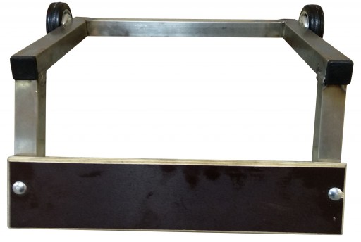 Ручка с колесами для облегчения погрузки лодочного мотора